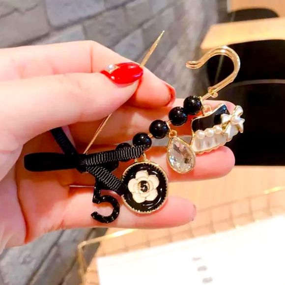 Jewelry - ⚜️✨Beautiful Black & Gold Brooch✨⚜️